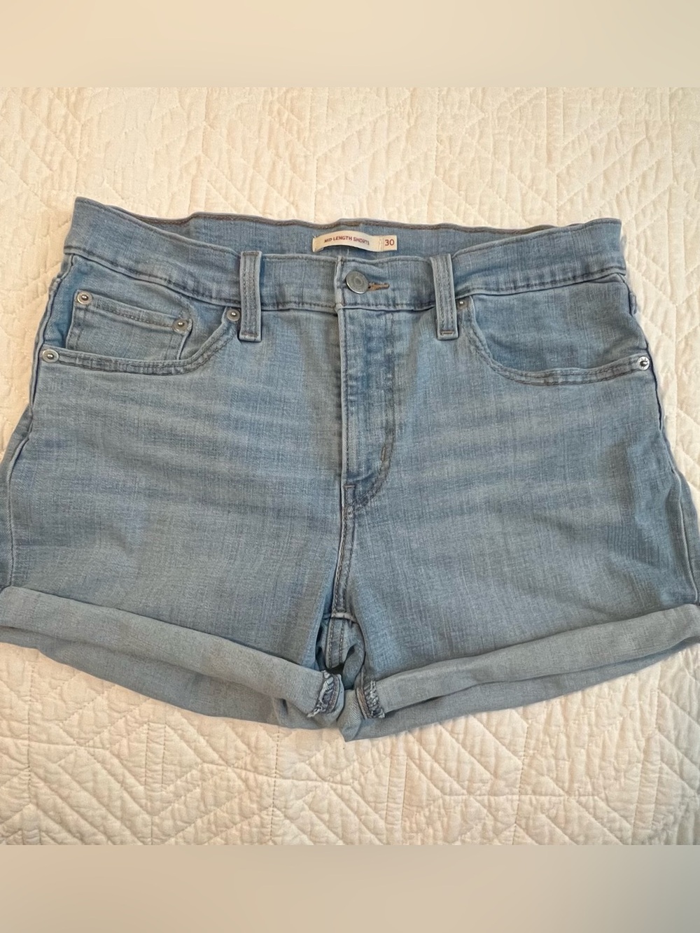 Levi’s mid length cuffed jean shorts women’s size 30